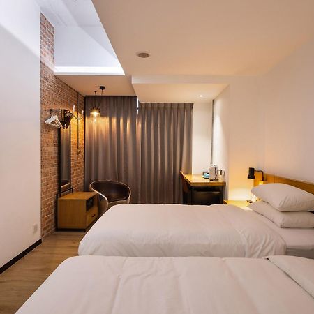 Bluesky Hotel Taichung Bagian luar foto