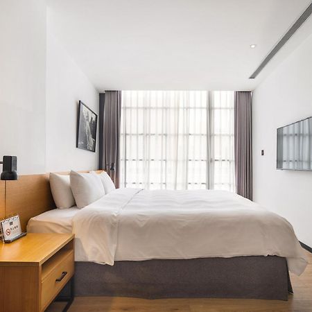 Bluesky Hotel Taichung Bagian luar foto