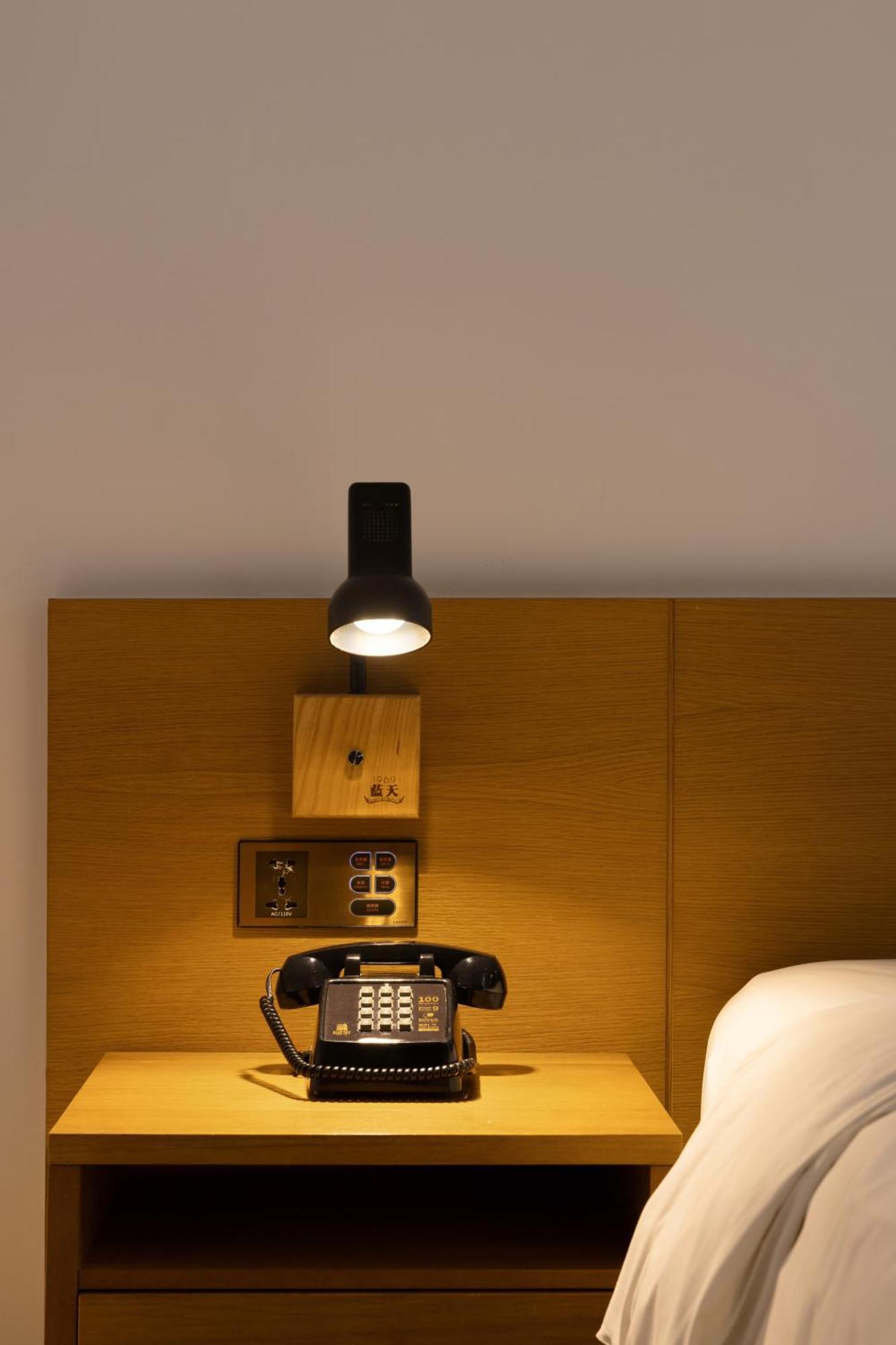 Bluesky Hotel Taichung Bagian luar foto
