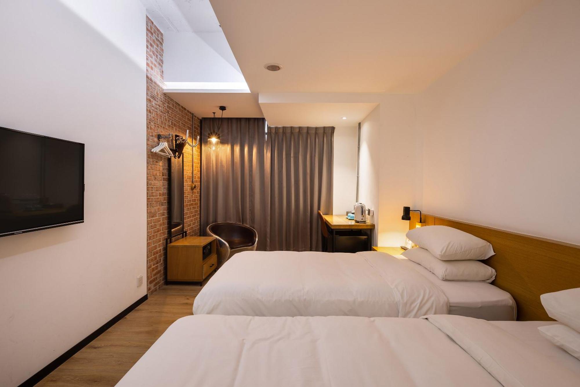 Bluesky Hotel Taichung Bagian luar foto
