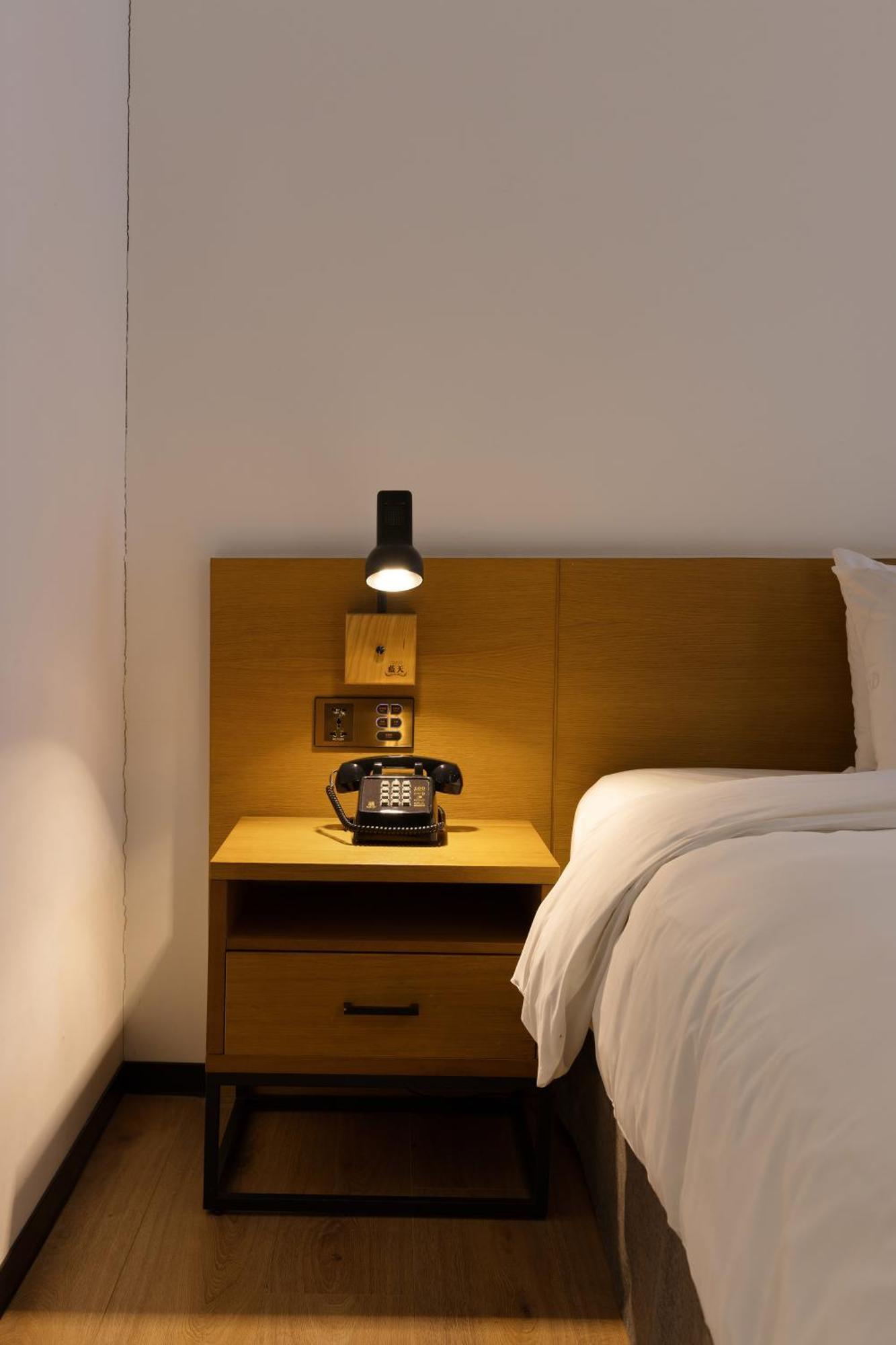 Bluesky Hotel Taichung Bagian luar foto