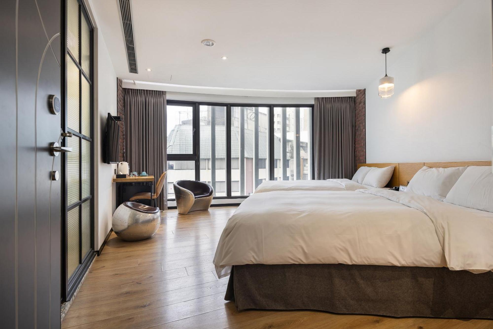 Bluesky Hotel Taichung Bagian luar foto