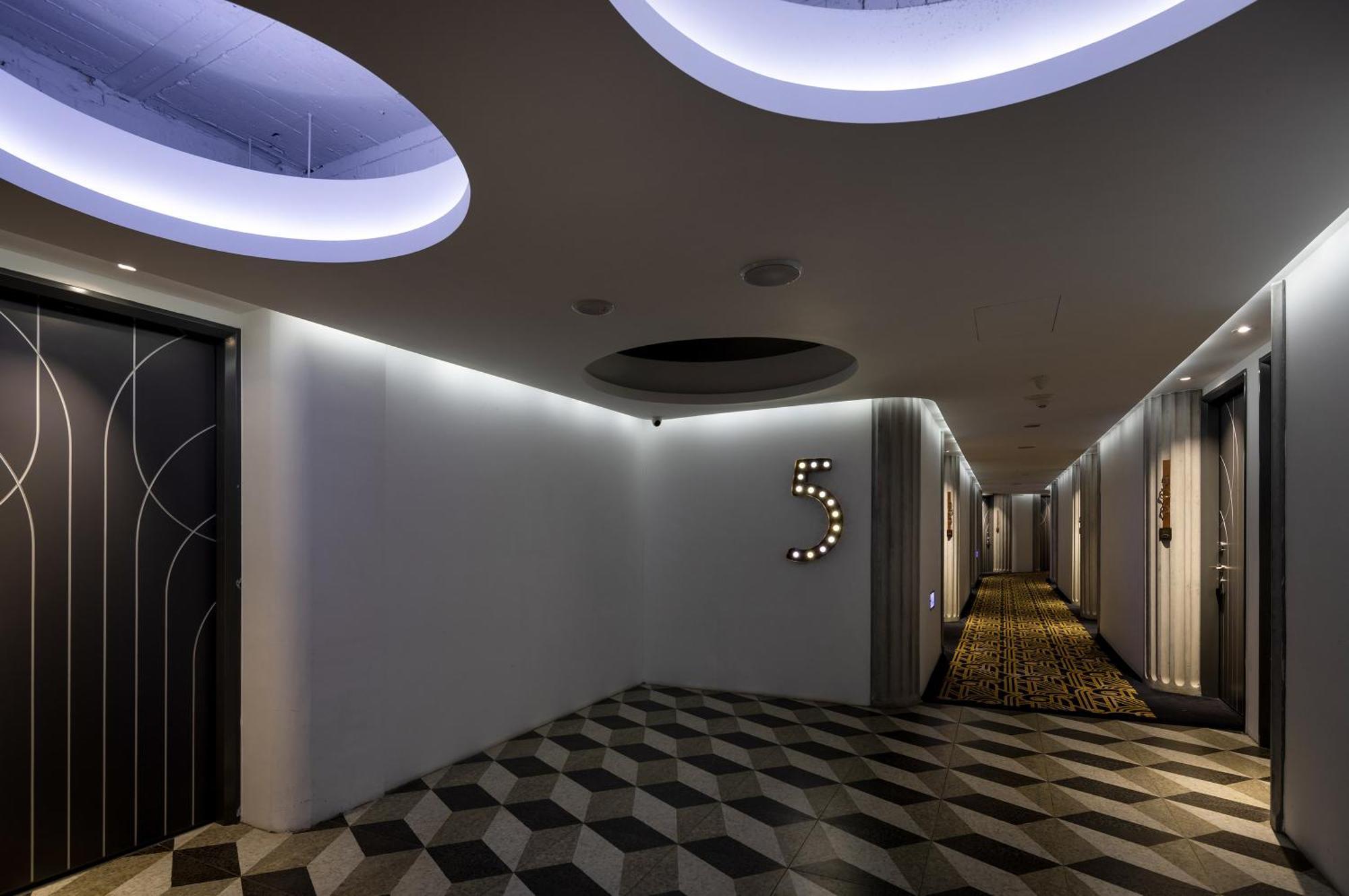 Bluesky Hotel Taichung Bagian luar foto