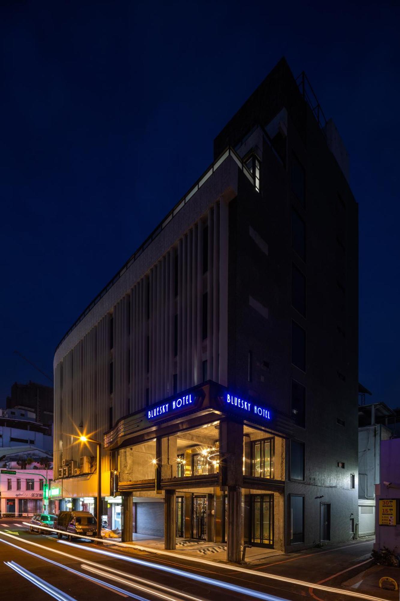 Bluesky Hotel Taichung Bagian luar foto