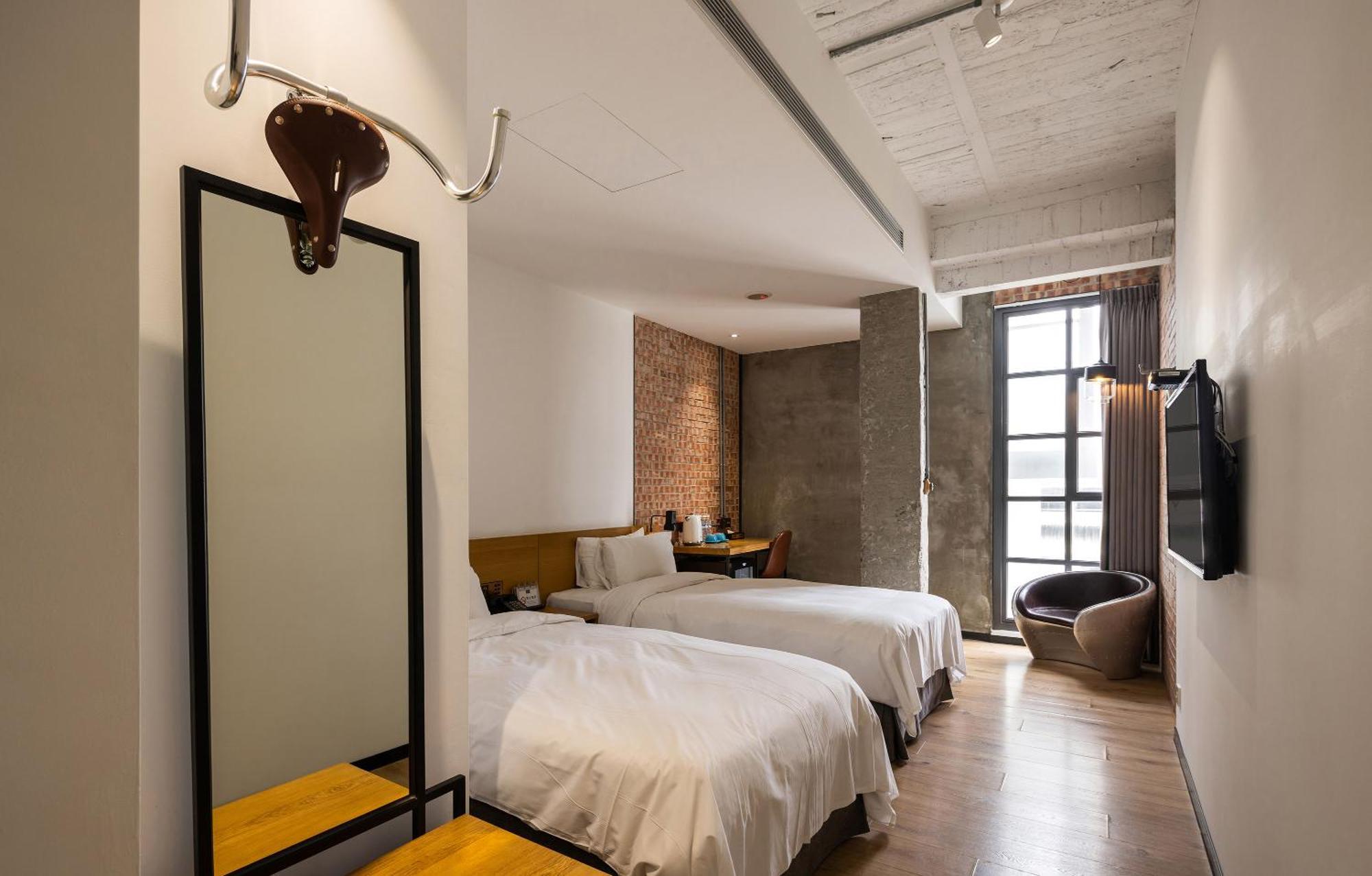 Bluesky Hotel Taichung Bagian luar foto