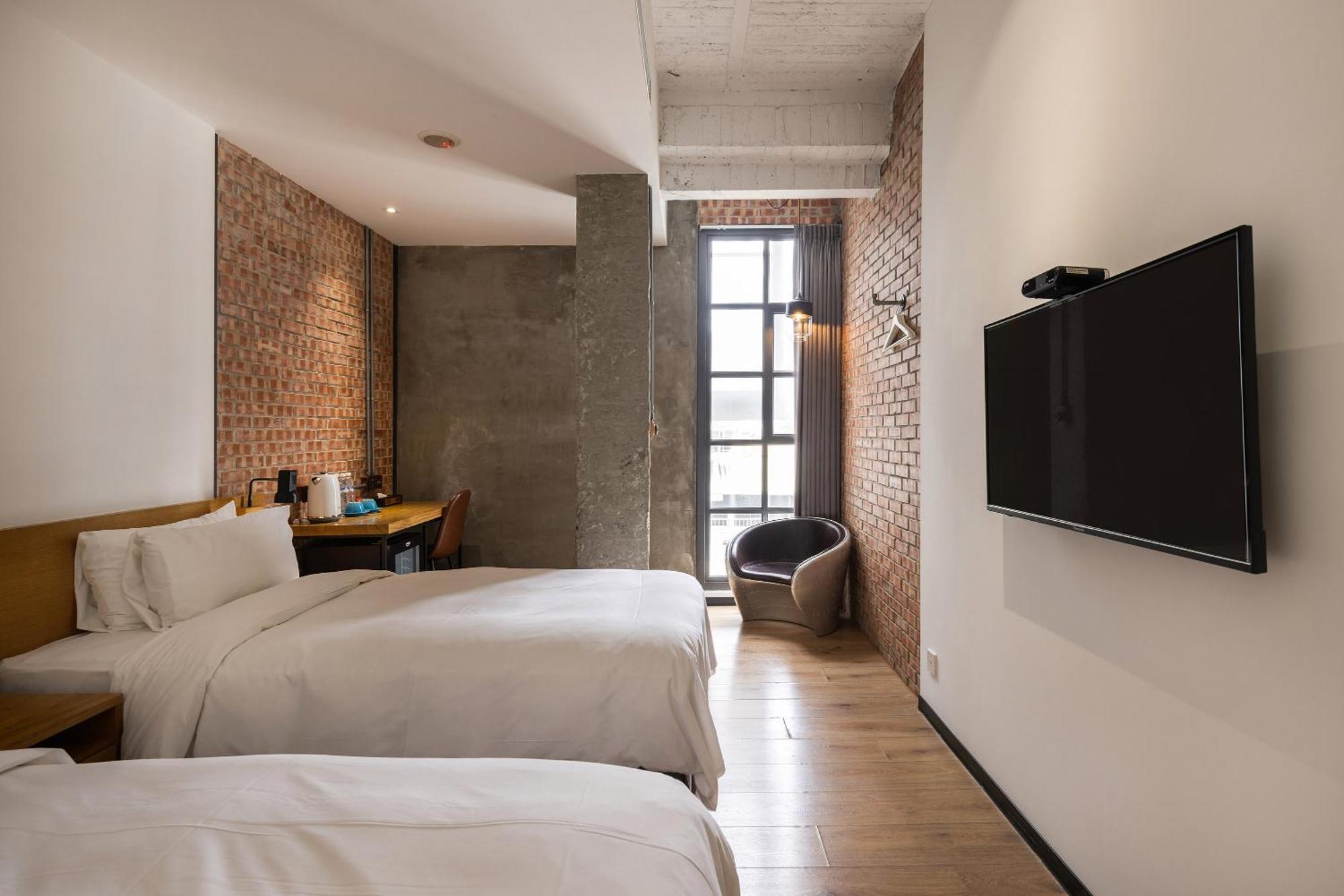 Bluesky Hotel Taichung Bagian luar foto
