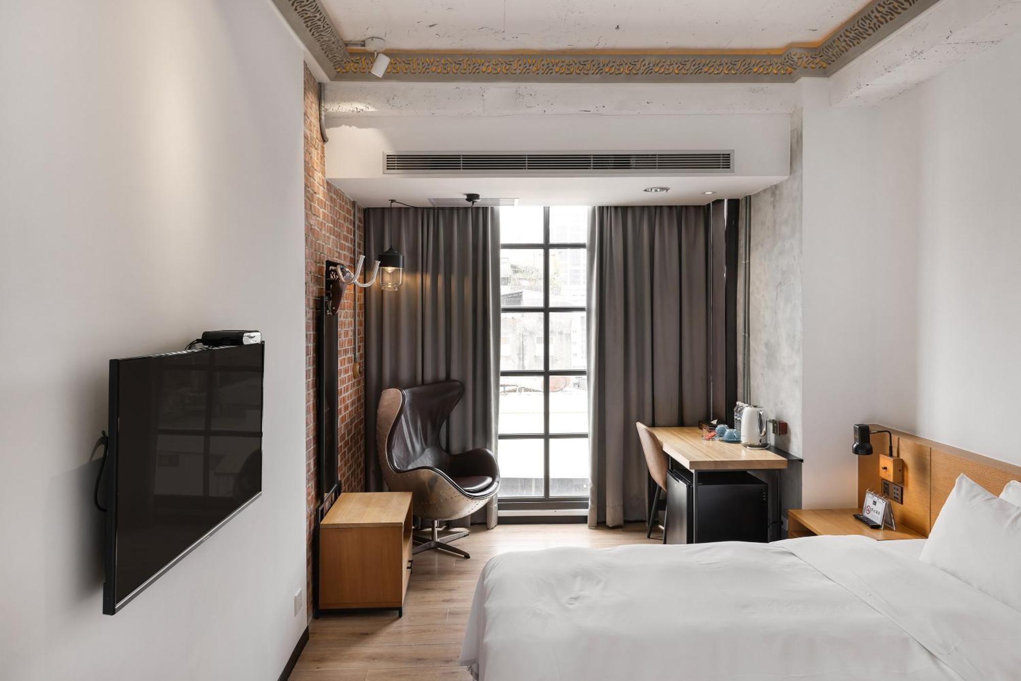 Bluesky Hotel Taichung Bagian luar foto