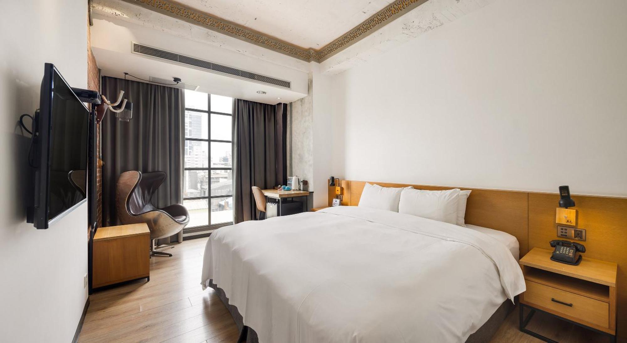 Bluesky Hotel Taichung Bagian luar foto