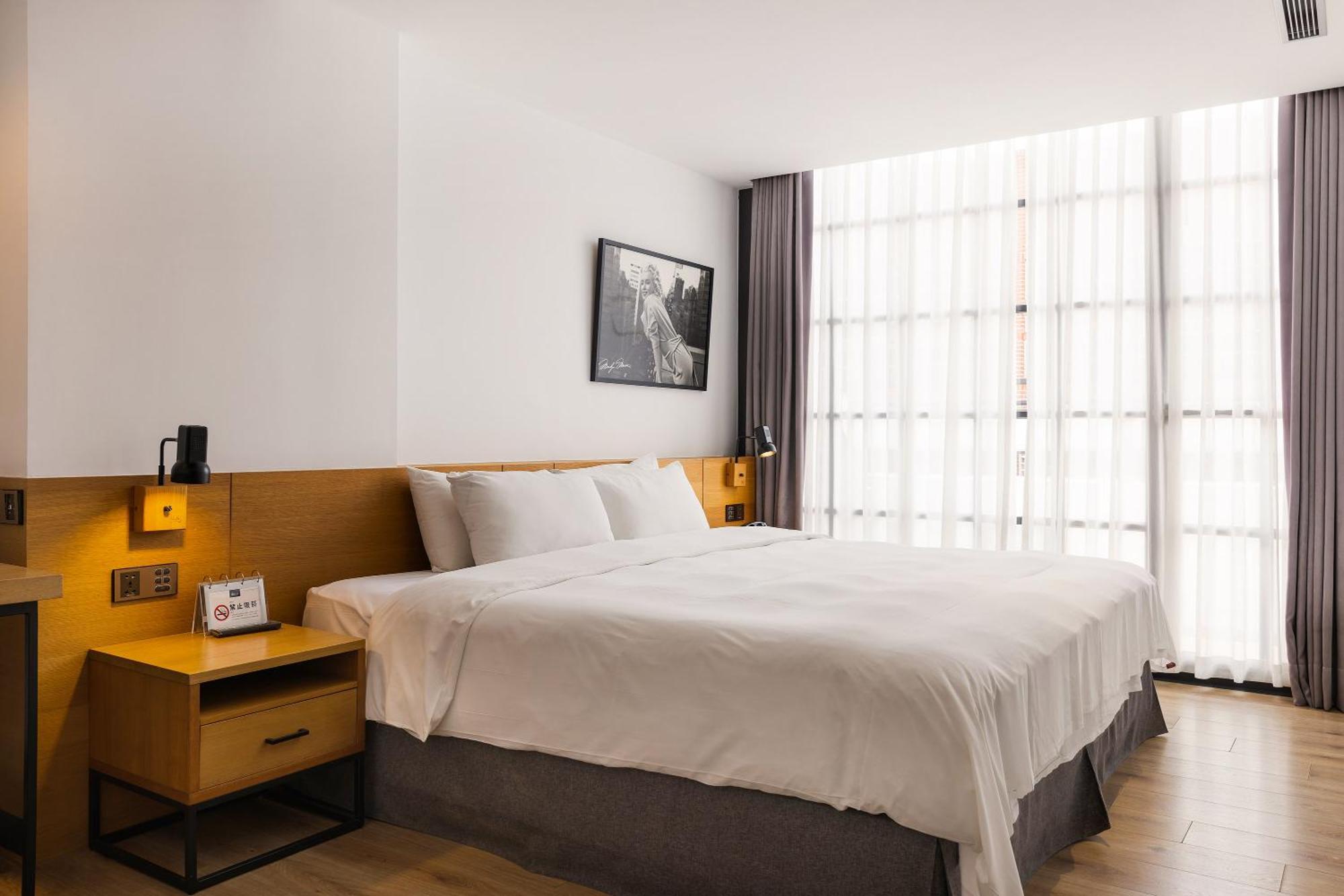 Bluesky Hotel Taichung Bagian luar foto