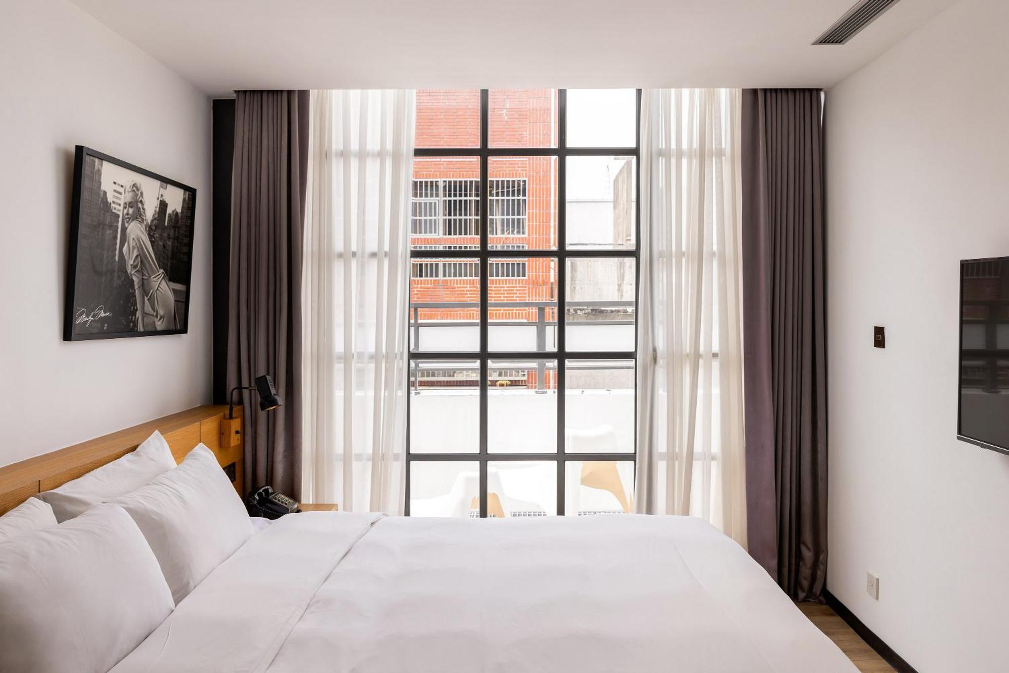 Bluesky Hotel Taichung Bagian luar foto