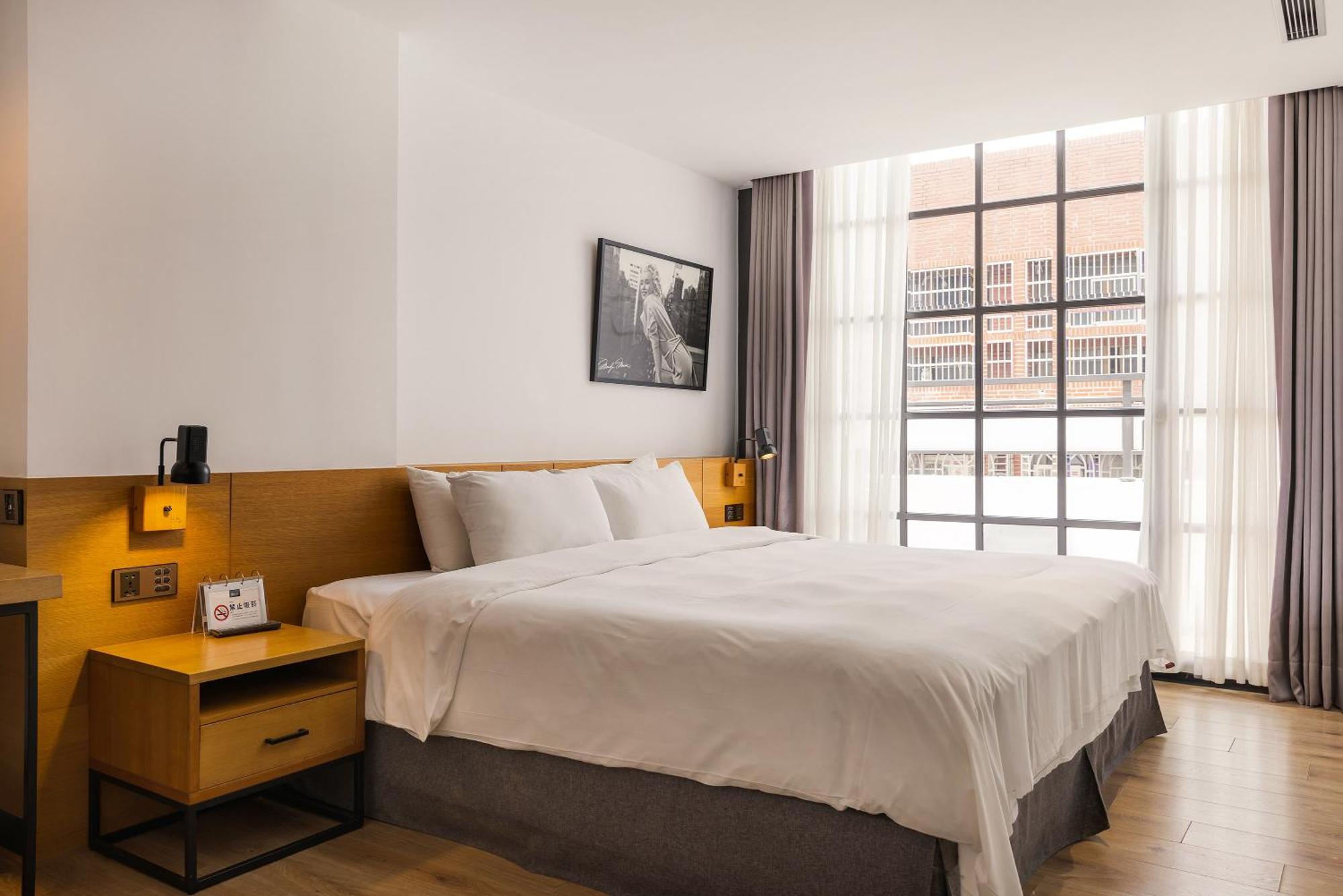 Bluesky Hotel Taichung Bagian luar foto