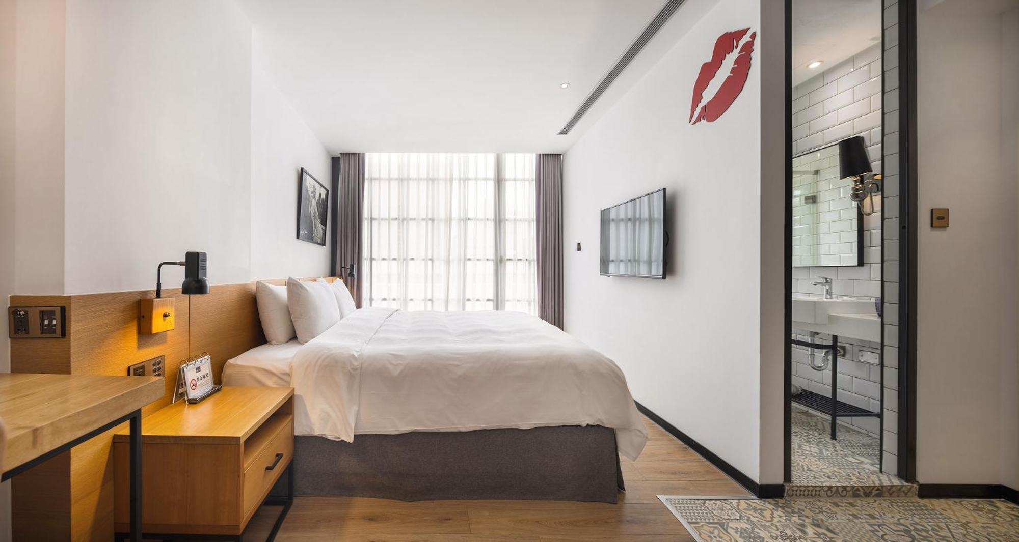 Bluesky Hotel Taichung Bagian luar foto
