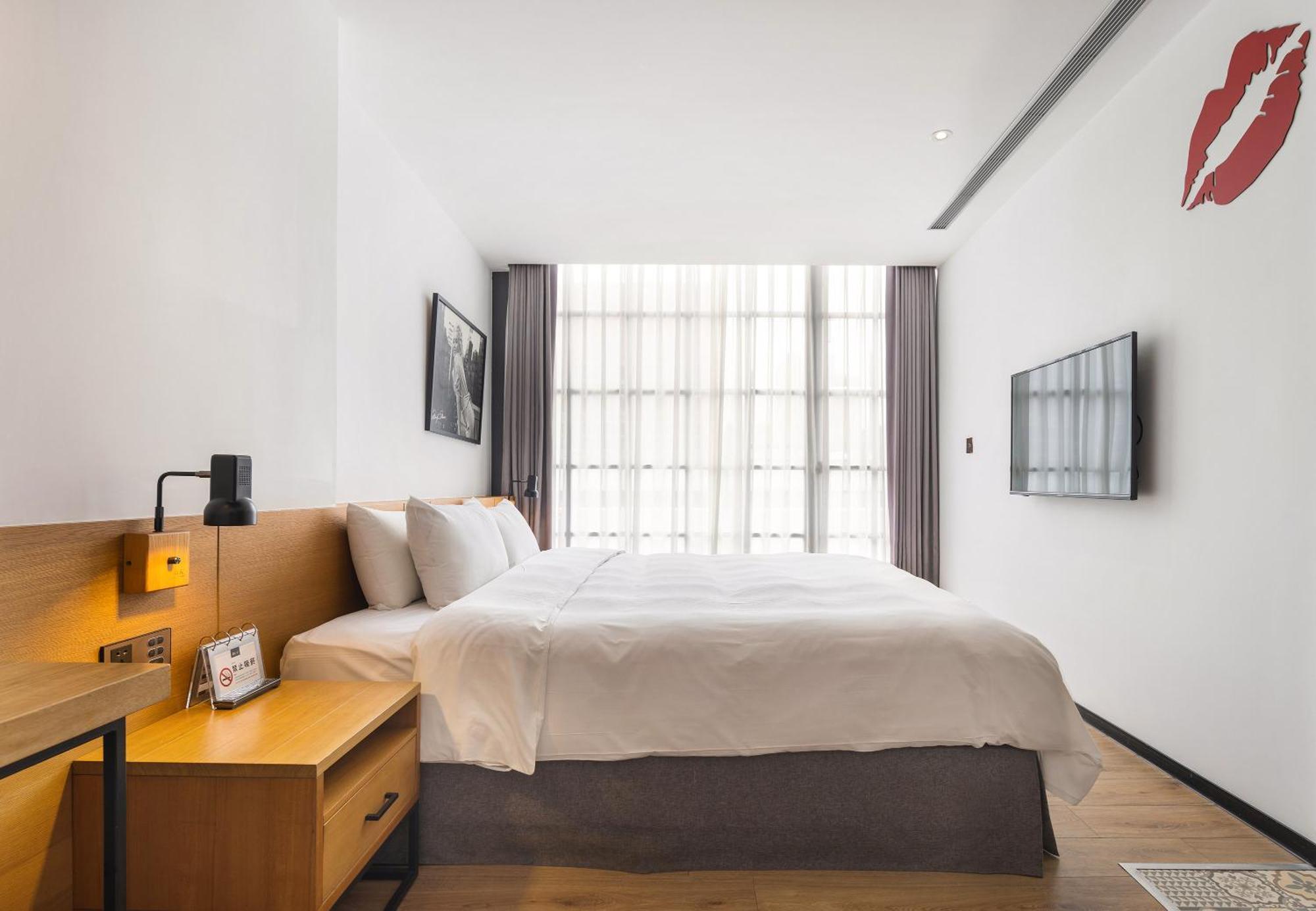 Bluesky Hotel Taichung Bagian luar foto
