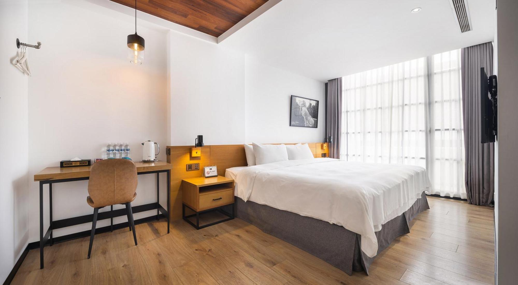 Bluesky Hotel Taichung Bagian luar foto