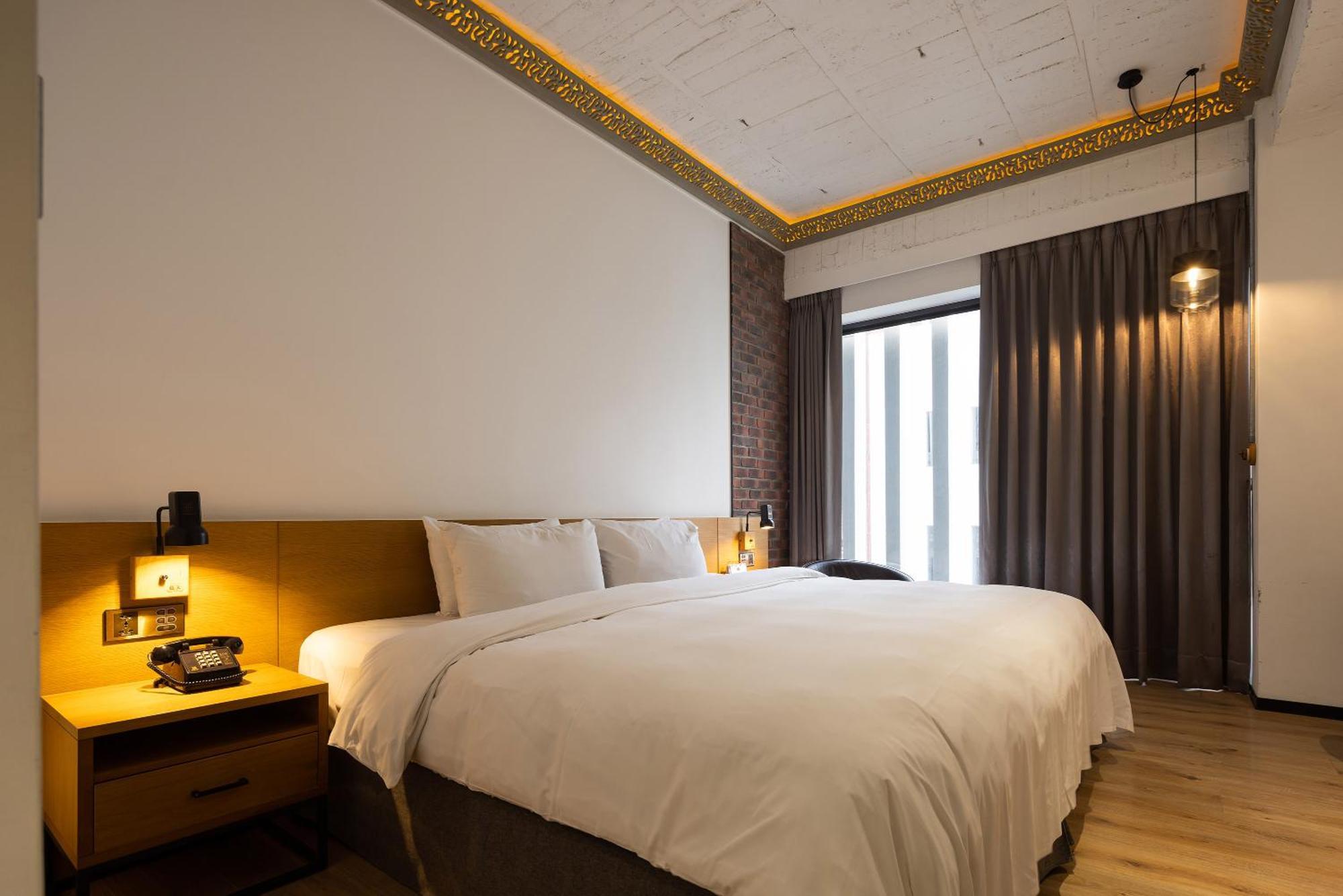Bluesky Hotel Taichung Bagian luar foto