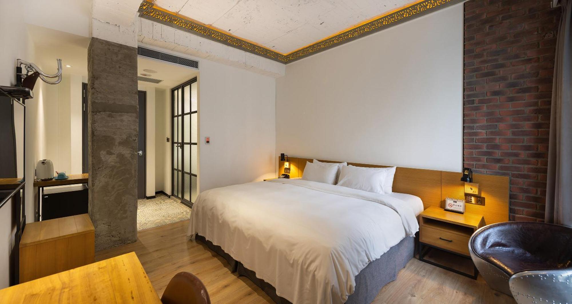 Bluesky Hotel Taichung Bagian luar foto