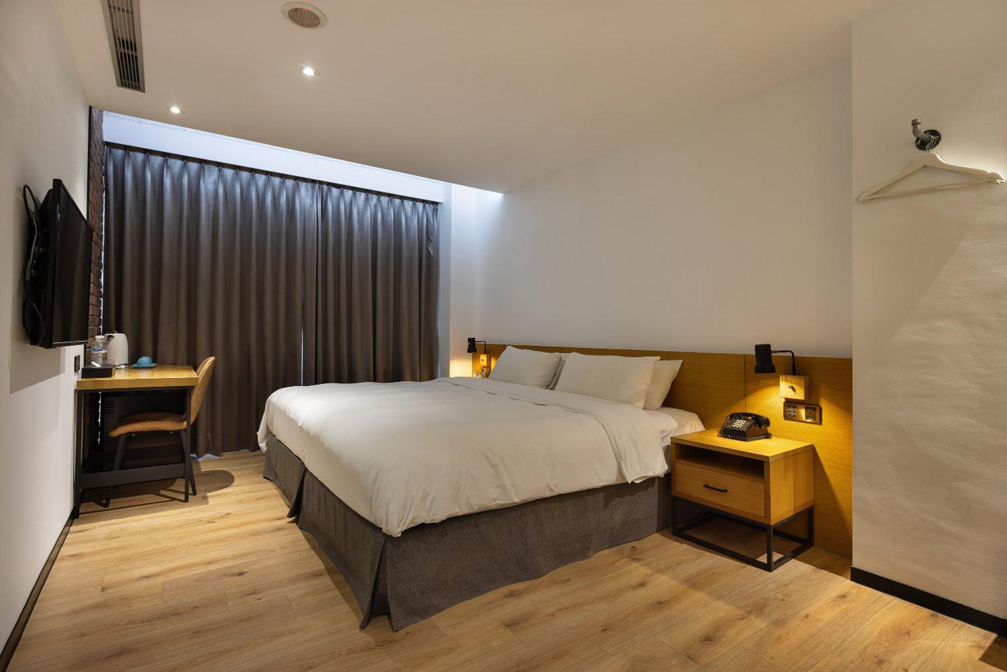 Bluesky Hotel Taichung Bagian luar foto