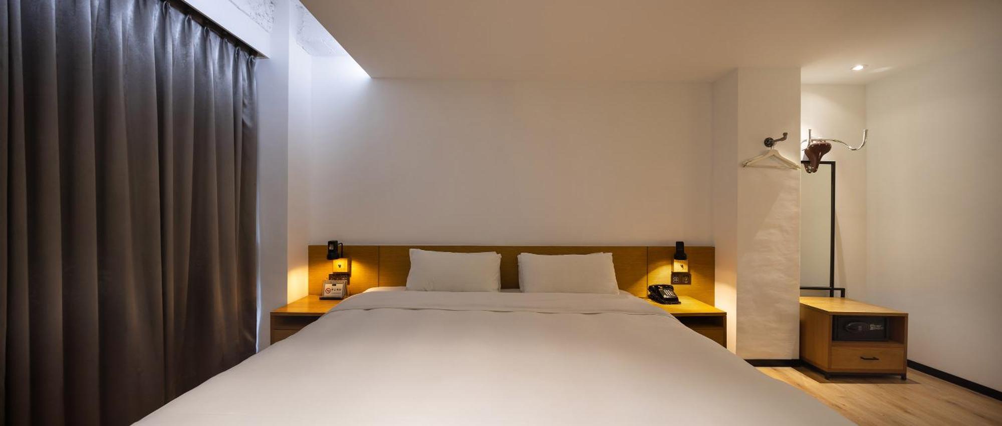 Bluesky Hotel Taichung Bagian luar foto