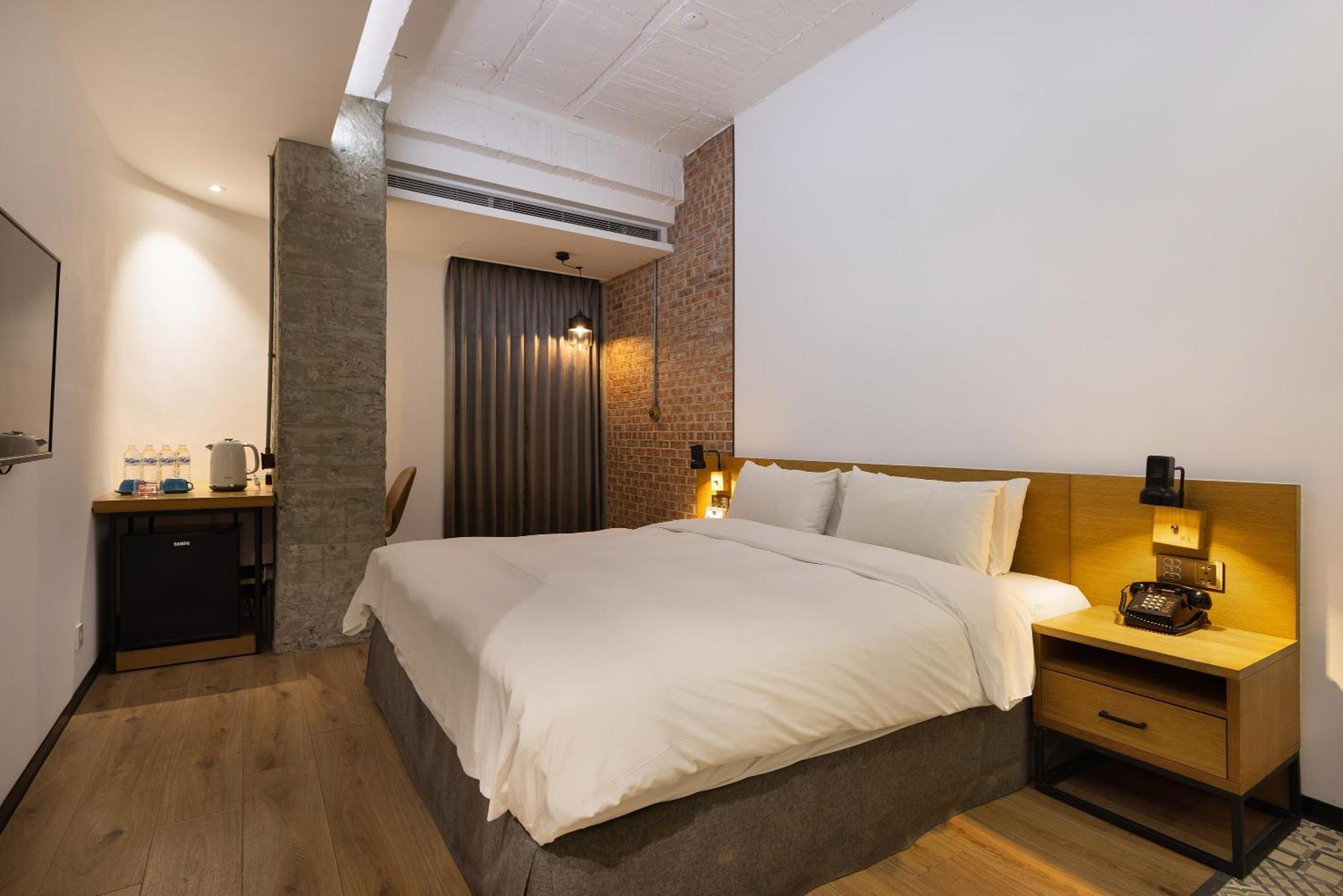 Bluesky Hotel Taichung Bagian luar foto