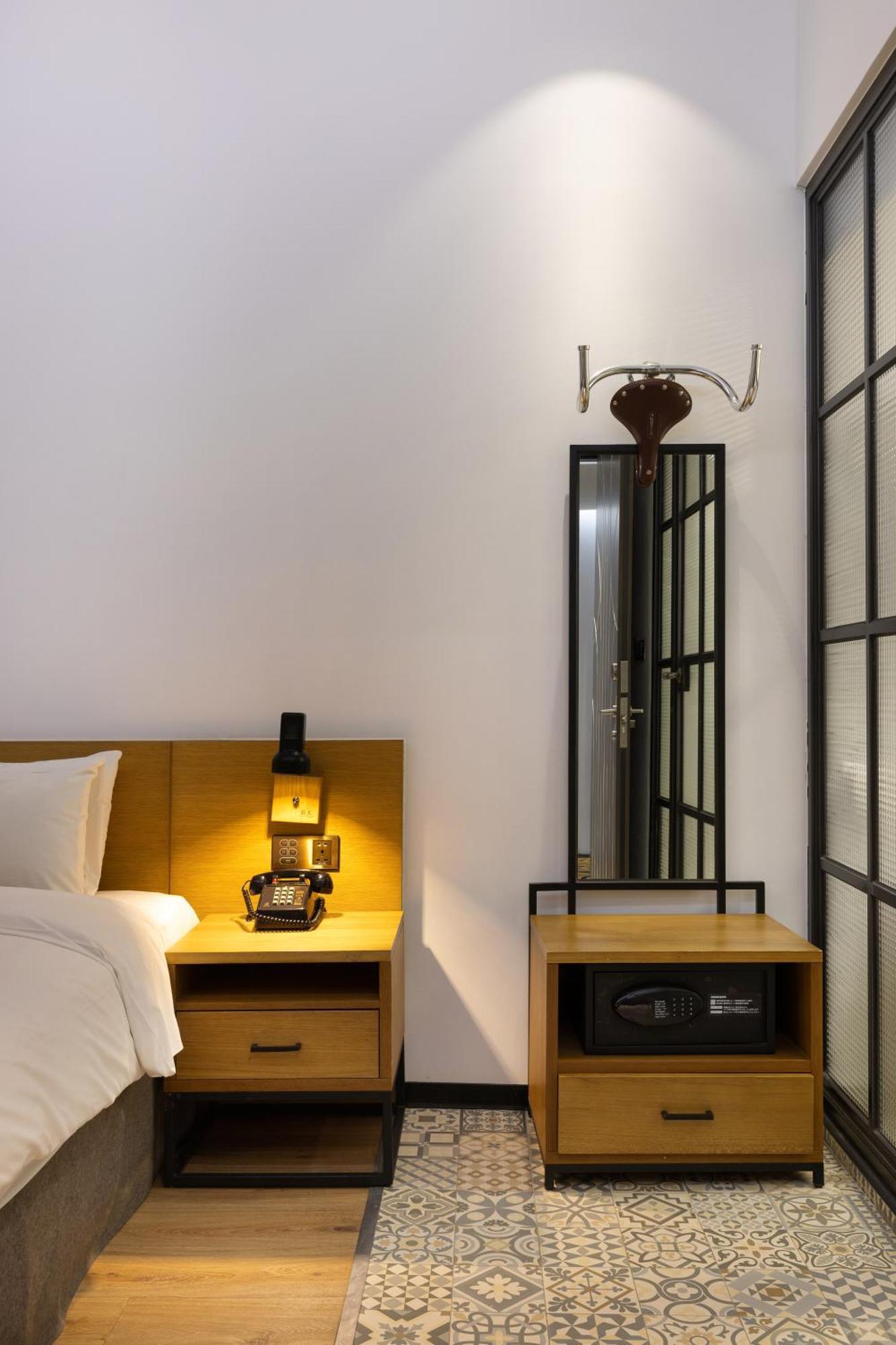Bluesky Hotel Taichung Bagian luar foto