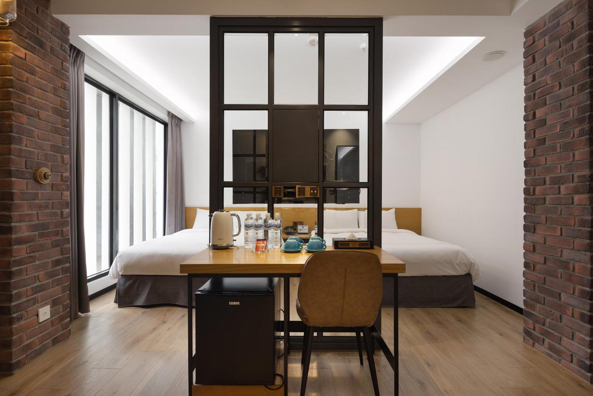 Bluesky Hotel Taichung Bagian luar foto