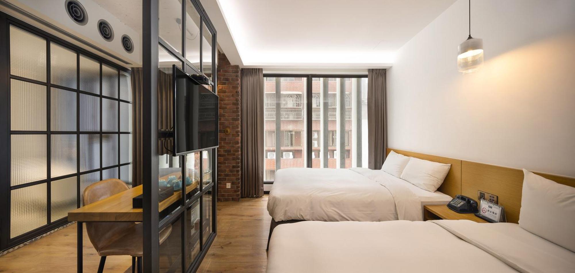 Bluesky Hotel Taichung Bagian luar foto