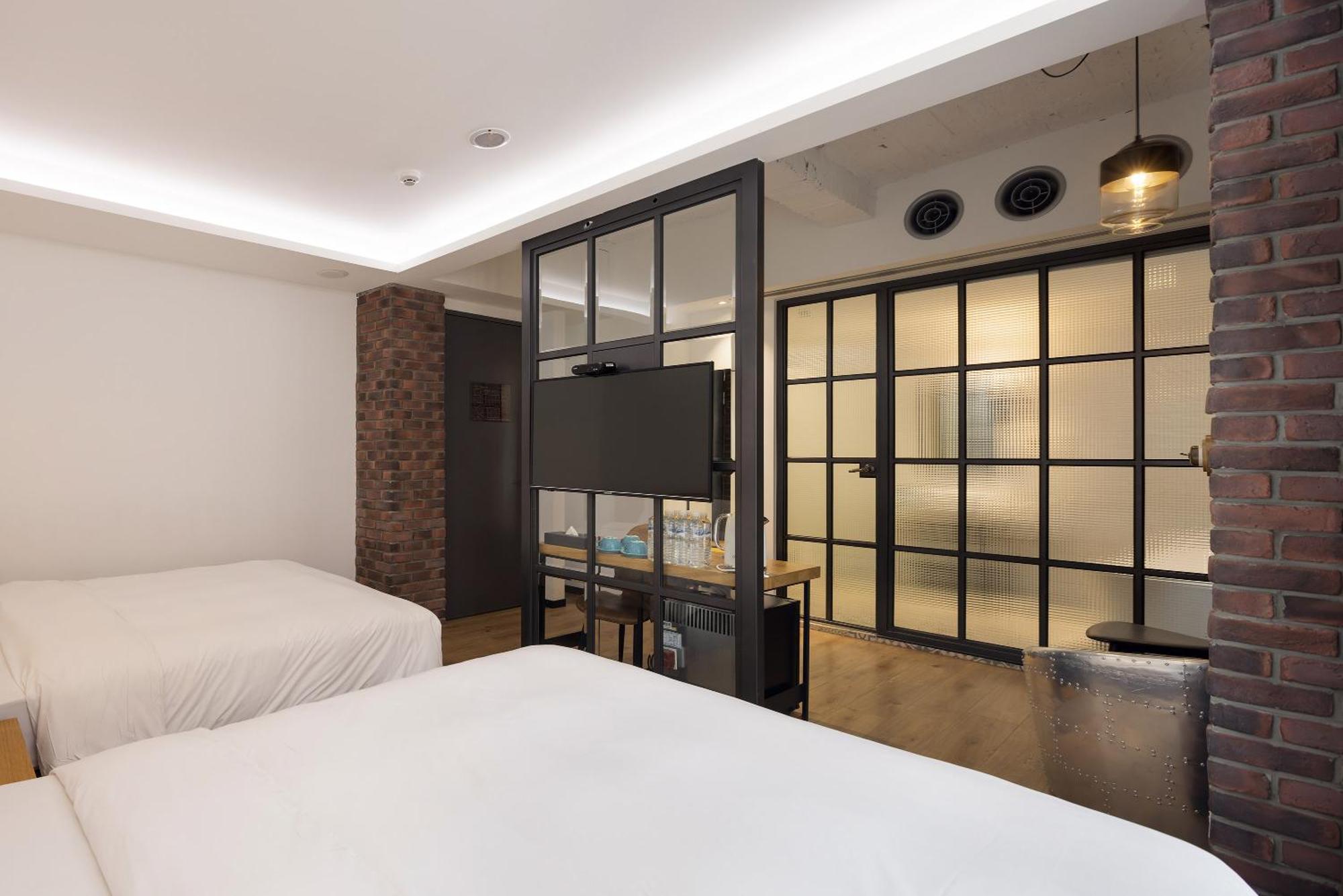 Bluesky Hotel Taichung Bagian luar foto