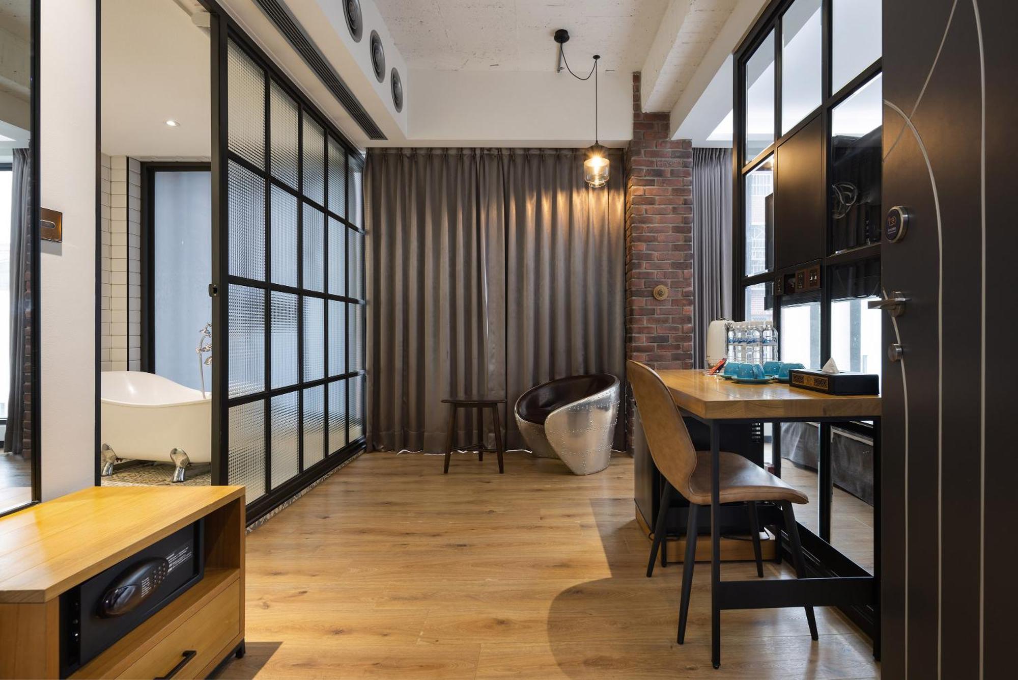 Bluesky Hotel Taichung Bagian luar foto