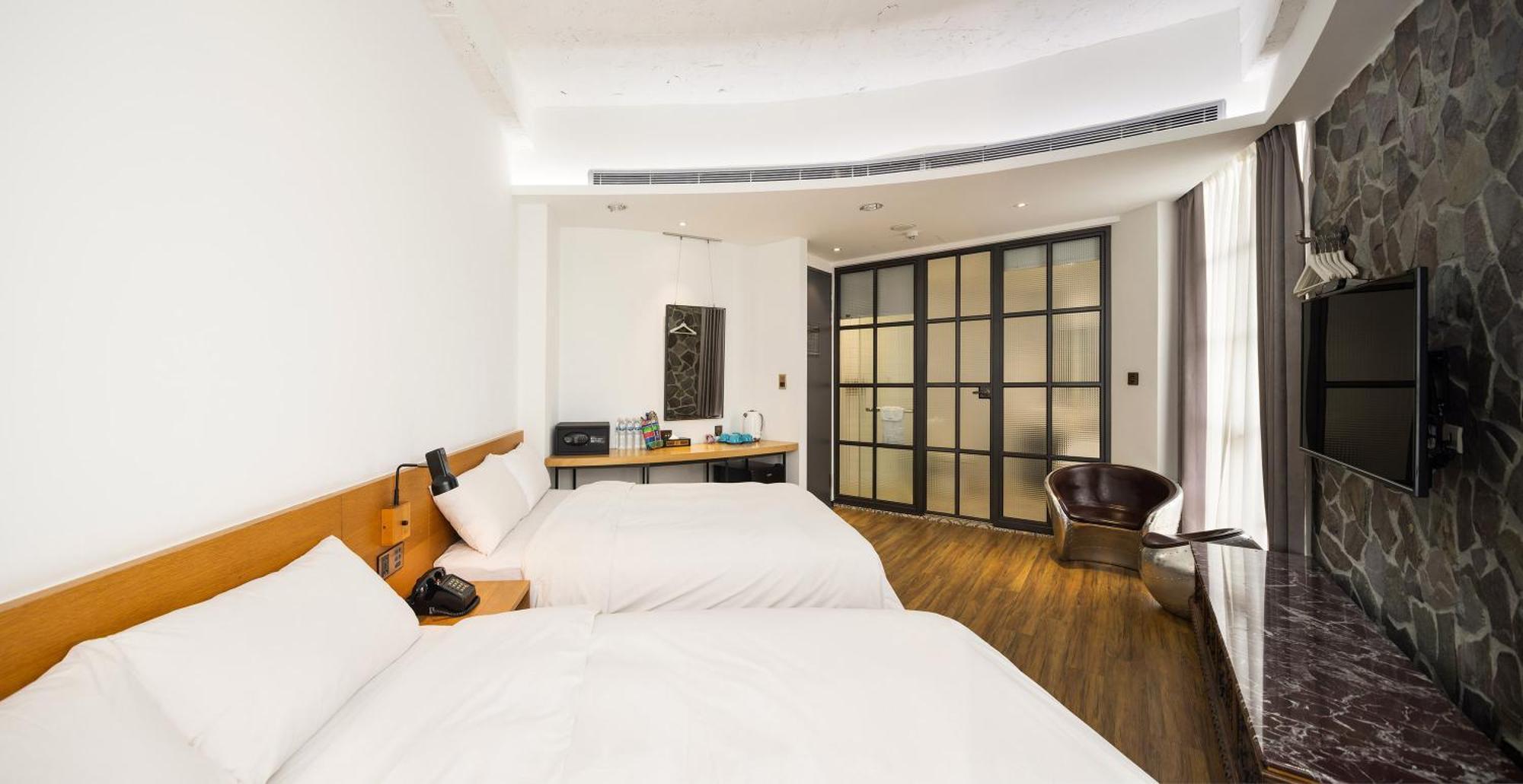 Bluesky Hotel Taichung Bagian luar foto