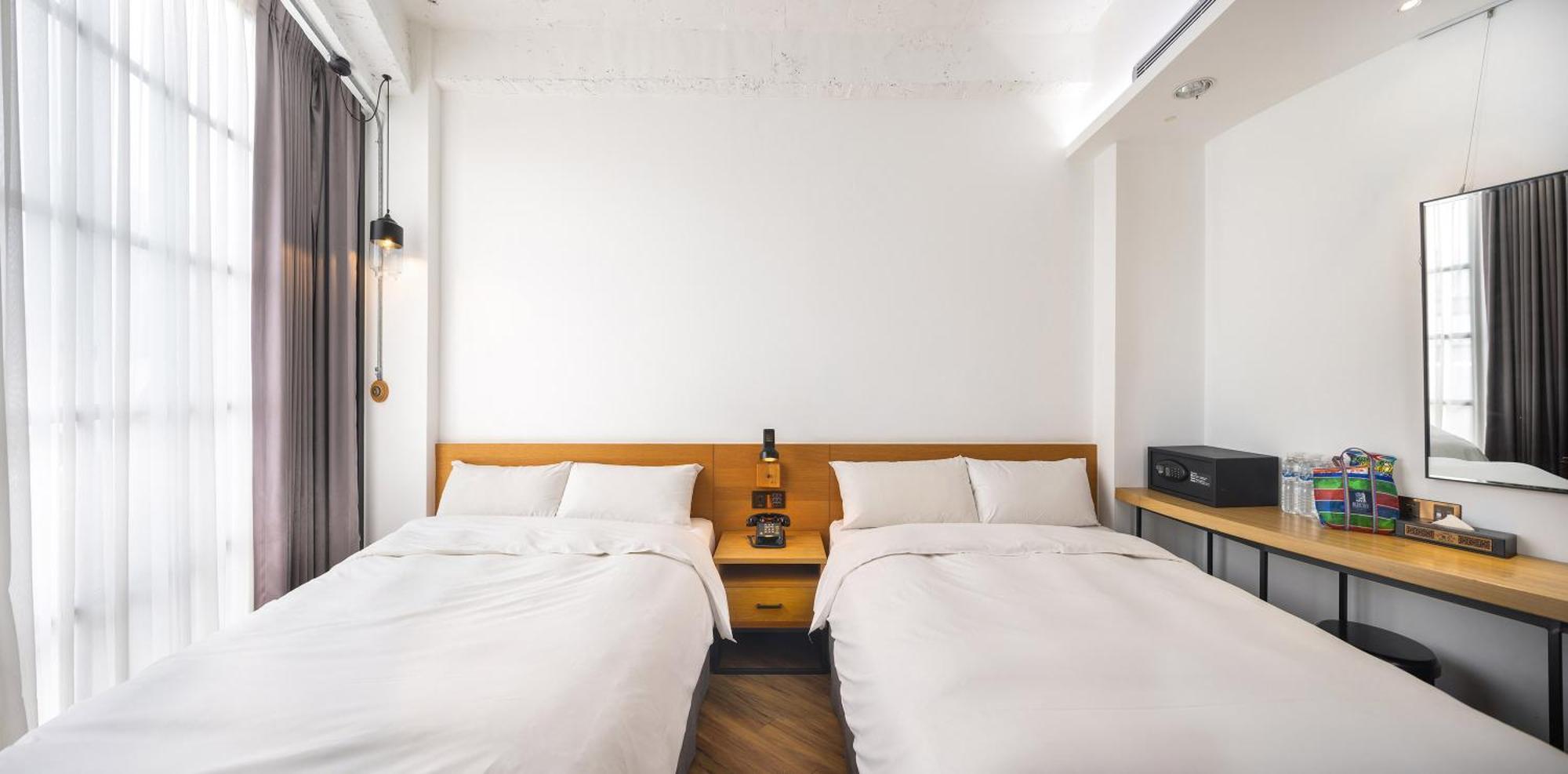 Bluesky Hotel Taichung Bagian luar foto