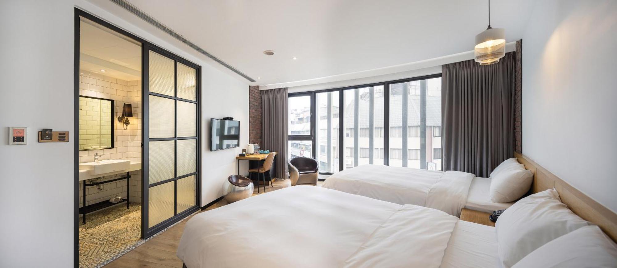 Bluesky Hotel Taichung Bagian luar foto